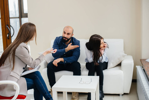 A young married couple of men and women talk to a psychologist at a therapy session. Psychology. - Foto, immagini