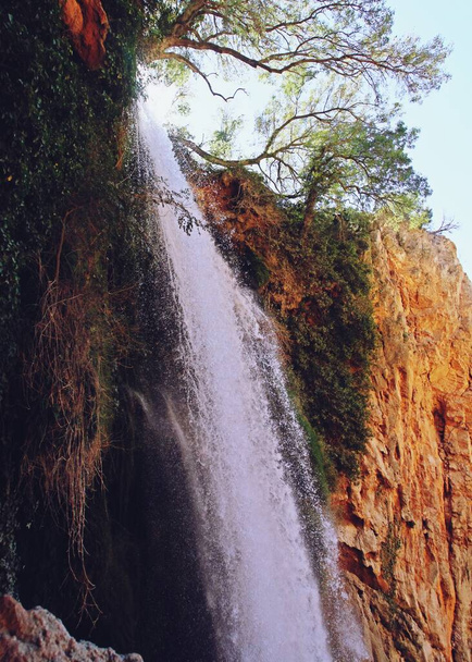 Cola de Caballo Wasserfall. Der Naturpark Monasterio de Piedra beherbergt zahlreiche Karstphänomene, die durch den Fluss Piedra hervorgerufen werden. Nuevalos, Zaragoza, Spanien. - Foto, Bild