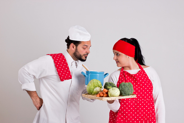 italienischer Chefkoch und hübsches Küchlein mit Tablett mit Gemüse - Foto, Bild