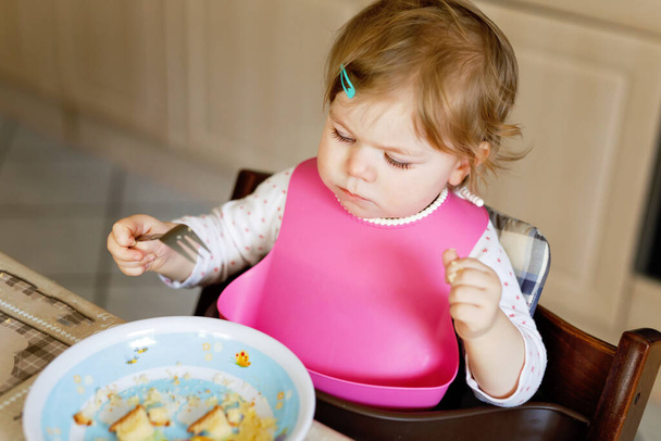 Очаровательная девочка ест из ложечного пюре овощи и пюре. продовольствие, дети, питание и люди концепция - Фото, изображение