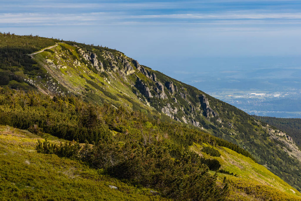 Panorama de montañas gigantes junto al sendero a Sniezka - Foto, Imagen