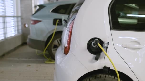 Elektromos autók töltenek a töltőállomáson. Nulla kibocsátású járművek.  - Felvétel, videó