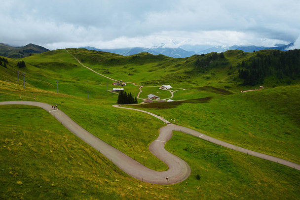 Kitzbuhel Horn Alpine Road, látványos kanyargós út vezet a Kitzbuhel Horn hegyre. Tirol, Ausztria - Fotó, kép