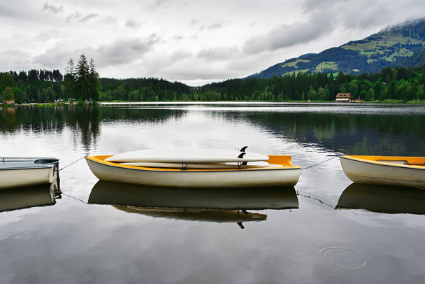 Paysage tranquille sur le Schwarzsee - Lac Noir, lac de lande, à l'ouest de Kitzbuhel le long de la route Brixental au cœur des Alpes Kitzbuhel, Tyrol, Autriche - Photo, image