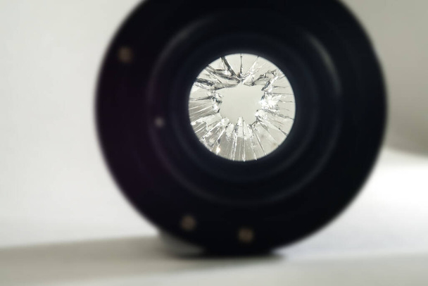 Arkaplanı bulanık, seçici odaklı kırık kamera lensi - Fotoğraf, Görsel