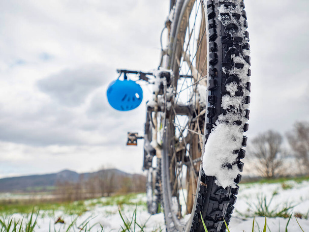 Mountain Bike Tiro en el prado nevado en invierno. Superficie resbaladiza nevada y muchos lugares peligrosos resbaladizos - Foto, imagen