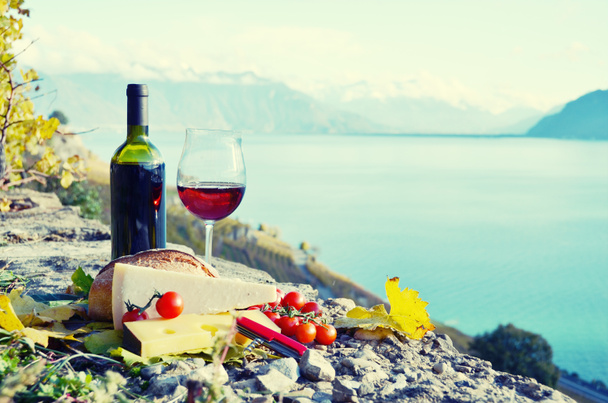 Vin rouge, fromage, pain et tomates cerises
 - Photo, image