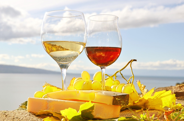Deux verres à vin, fromage et raisin
 - Photo, image