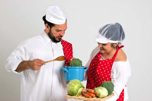 Красивый итальянский шеф-повар и Cooky с подносом овощей и Blu
 - Фото, изображение