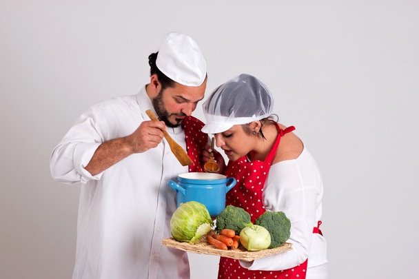 Casal culinário italiano está degustando sopa de legumes
 - Foto, Imagem