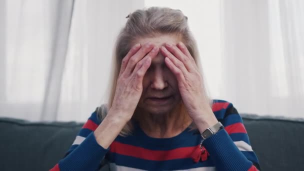 Mujer mayor que sufre de dolor de cabeza - Metraje, vídeo