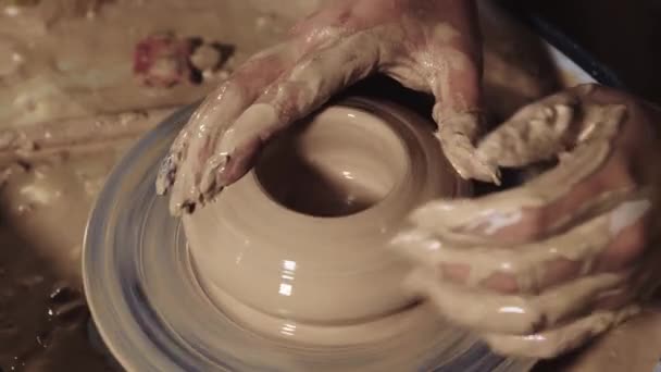 Χειροτεχνία κεραμικών - τα χέρια των γυναικών σχηματίζουν πηλό σε σχήμα γλάστρας λειαίνοντας την επιφάνεια - Πλάνα, βίντεο