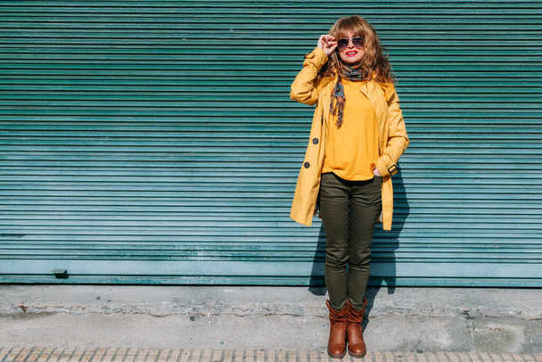 felnőtt nő napszemüveget visel a város utcáján - Fotó, kép