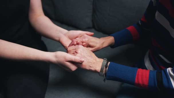 Jongeren die de hand van een oudere vrouw vasthouden - Video