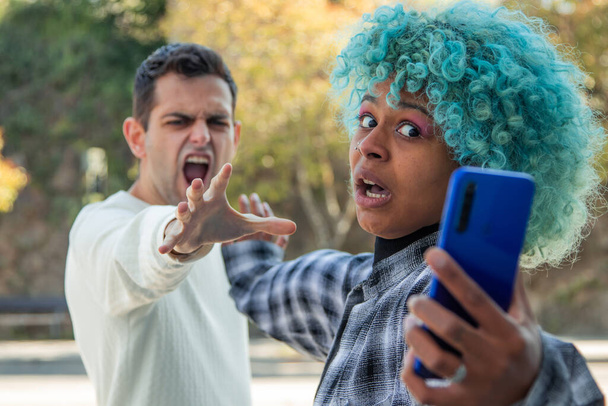 pareja peleando por el teléfono móvil - Foto, imagen