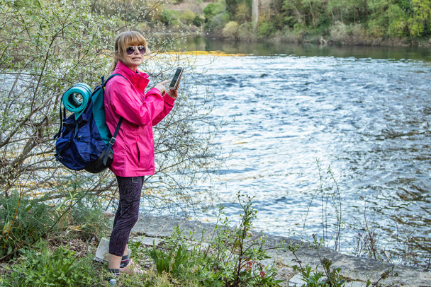 donna in viaggio o escursione rurale con cellulare - Foto, immagini