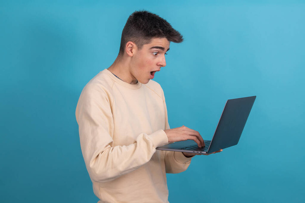 geïsoleerde verrassing tiener of student met laptop - Foto, afbeelding
