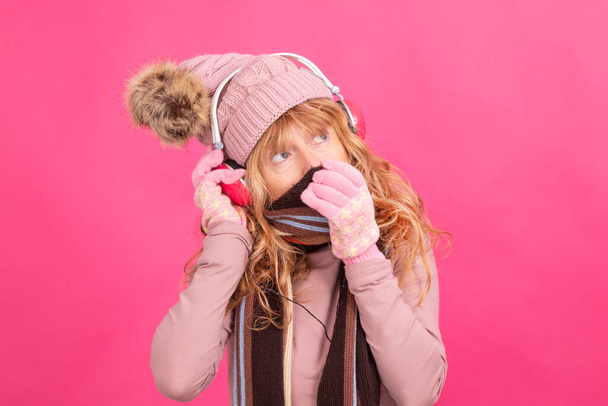 женщина в теплой одежде и холодное выражение лица изолированы на заднем плане - Фото, изображение