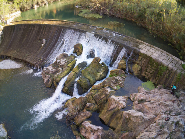 Drohnen-Ansicht des Stausees und des Wasserfalls auf der Serpis Greenway in Alcoy, in Alicante, Spanien. Landschaft - Foto, Bild