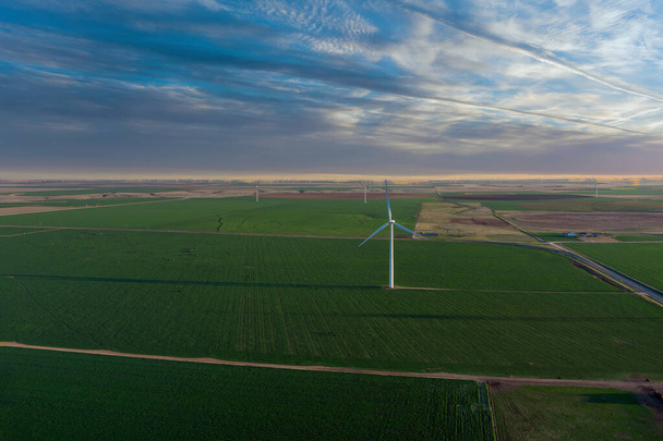 Техасские ветряные электростанции в прекрасном небе в Западном Техасе - Фото, изображение