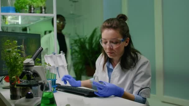 Vegyész tudós vesz DNS-oldat kémcsőből mikropipettával - Felvétel, videó