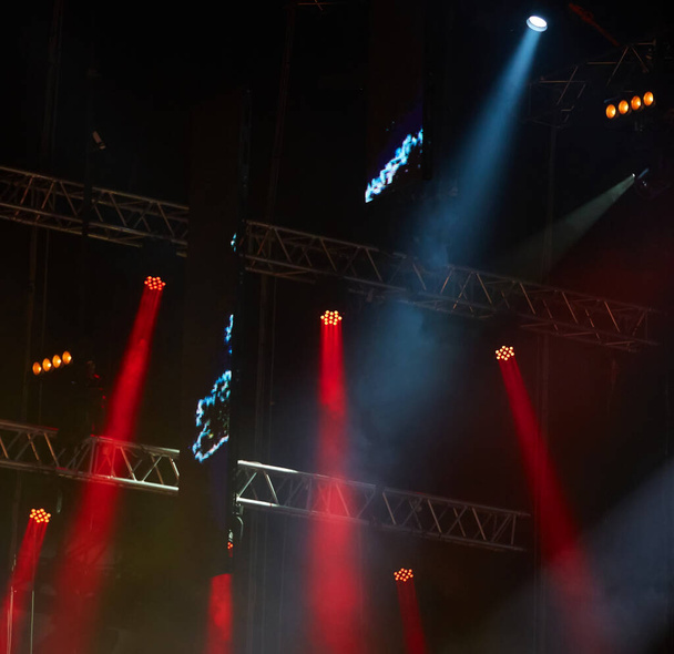 Luces rojas en un concierto de música - Foto, Imagen