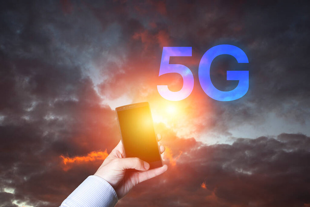 Nueva 5ª generación de Internet, 5G red inalámbrica con conexión de alta velocidad juegos en línea, descarga, música en línea y películas en el concepto de teléfono inteligente. - Foto, Imagen