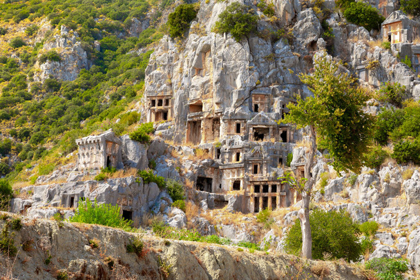 Αρχαία λυκικά ερείπια πέτρινου τάφου στη Demre, πρώην Μάιρα, Αττάλεια, Τουρκία - Φωτογραφία, εικόνα