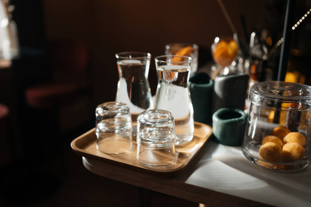 Четыре стеклянные чашки на барной стойке с обслуживанием аксессуаров. - Фото, изображение
