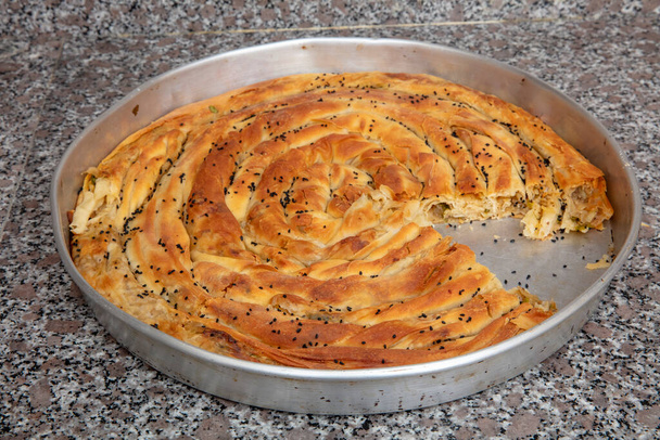 Βοσνιακό Μπόρεκ. Σπιτικό μπουρέκι, σπανάκι, πατάτα και φέτα, τούρκικη κουζίνα. Τουρκικός πολιτισμός Ραμαζάνι και Eid-Adha προετοιμασία διακοπών catering. - Φωτογραφία, εικόνα