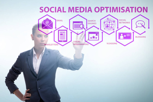 Social media optimalisatie concept met zakenvrouw - Foto, afbeelding