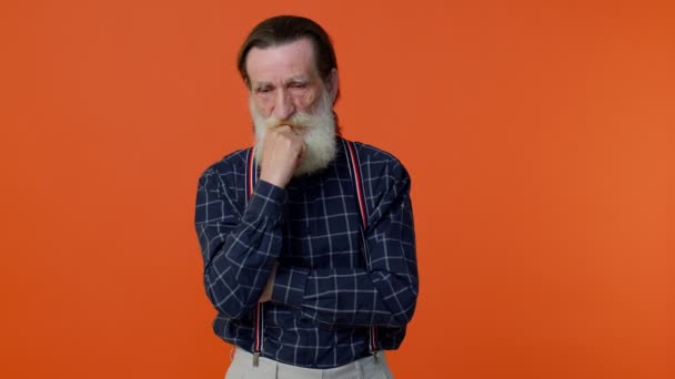 Pensativo inteligente anciano barbudo viejo frotando su barbilla pensando en una solución, dudando de la pregunta - Metraje, vídeo