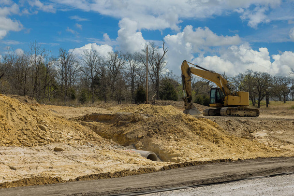 Construção de nova estrada em uma escavadeira cava e movendo o chão a vista construção estrada lugar - Foto, Imagem