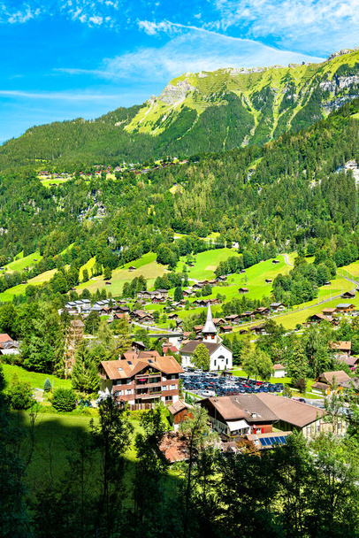 Vista aérea de Lauterbrunnen desde las cataratas de Staubbach, Suiza - Foto, Imagen