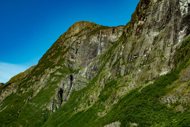 Cascada de Kjelfossen, vista desde la carretera E16 en el valle de Viking, Noruega - Foto, Imagen
