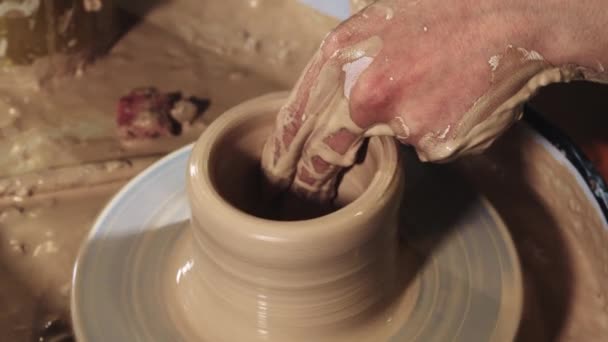 陶器作り-手は小さな鍋の形で粘土を形成します - 映像、動画