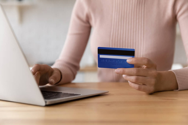 Young woman pay for goods at web store using card - Zdjęcie, obraz