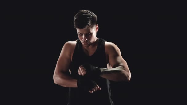 Joven envolviendo manos con envolturas de boxeo - Metraje, vídeo