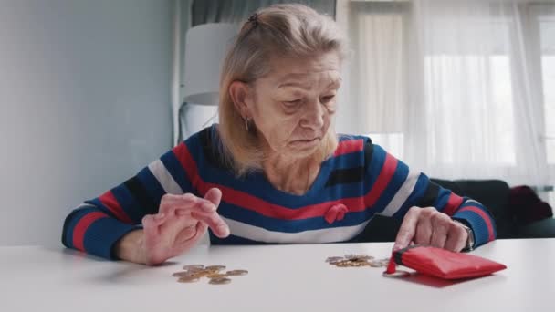 Ηλικιωμένη καυκάσια γυναίκα που μετρά μικρή ποσότητα κερμάτων που έχουν απομείνει από τη σύνταξή της - Πλάνα, βίντεο