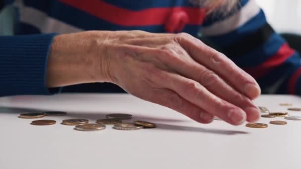 Vanha eläkkeellä oleva nainen laskee epätoivoisesti jäljellä olevia kolikoita. - Materiaali, video