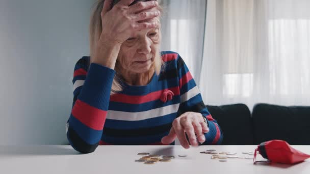 Szegény öregasszony érméket számol az asztalon. Reménytelen idős hölgy pénzügyi problémákkal - Felvétel, videó