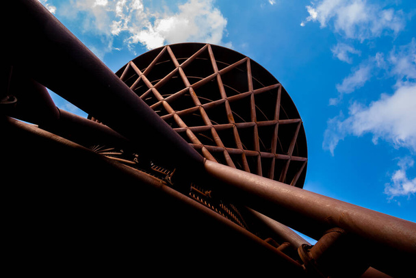 キャンプアドベンチャーフォレスト展望台。デンマークの鉄工所の芸術的産業イメージ - 写真・画像