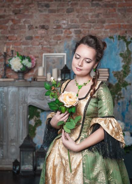 Belle femme en robe médiévale avec fleur
 - Photo, image