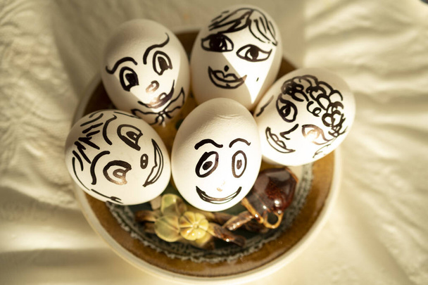 Kananmunat, joihin on maalattu kasvot - Valokuva, kuva