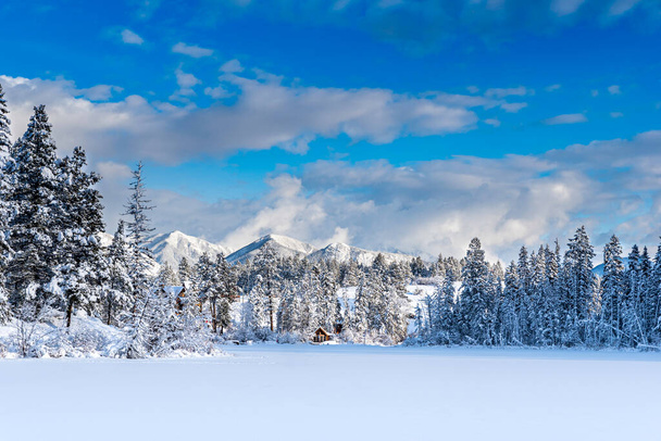 カナダ、 BC州インバーミア近くのリリアン湖の雪で覆われたキャビン - 写真・画像