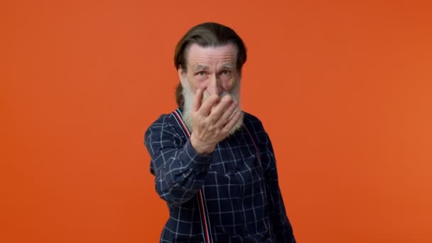 Senior oude man wijst naar camera met speelse vrolijke uitdrukking, maakt keuze, wijst richting - Video