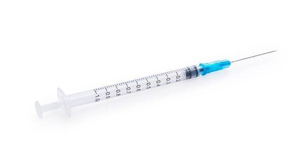 Siringhe poste su uno sfondo bianco. Concetto di vaccinazione - Foto, immagini