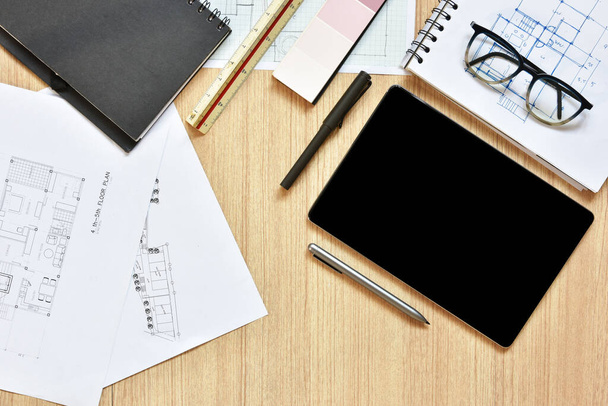 ylhäältä näkymä arkkitehti työpöytä laitteiden piirustuksia kynät hahmoteltu idea puupöydälle, käsite modernin teknologian arkkitehtuurin kanssa tabletin - Valokuva, kuva