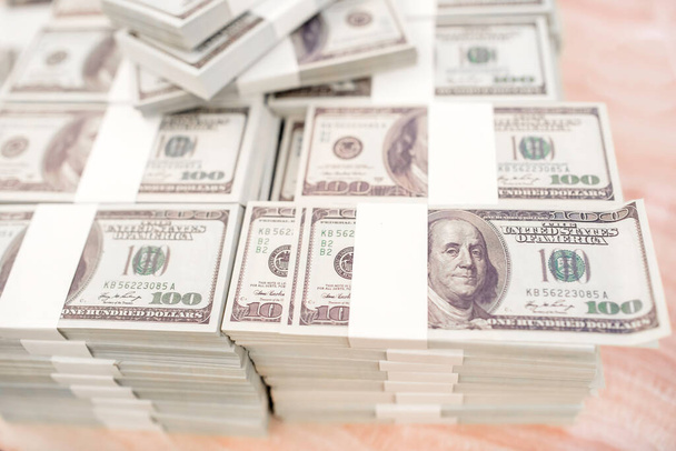 Αμερικάνικα δολάρια σε μετρητά. Τραπεζογραμμάτια των 100 δολαρίων. Στοίβα από χαρτονομίσματα των εκατό δολαρίων.. - Φωτογραφία, εικόνα