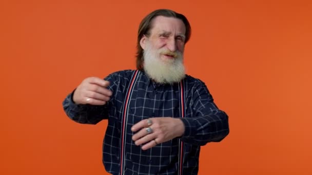 Rijpere oude bebaarde grootvader spreidde handen en geef knuffel aan u, aangename uitdrukking, liefde gevoelens - Video